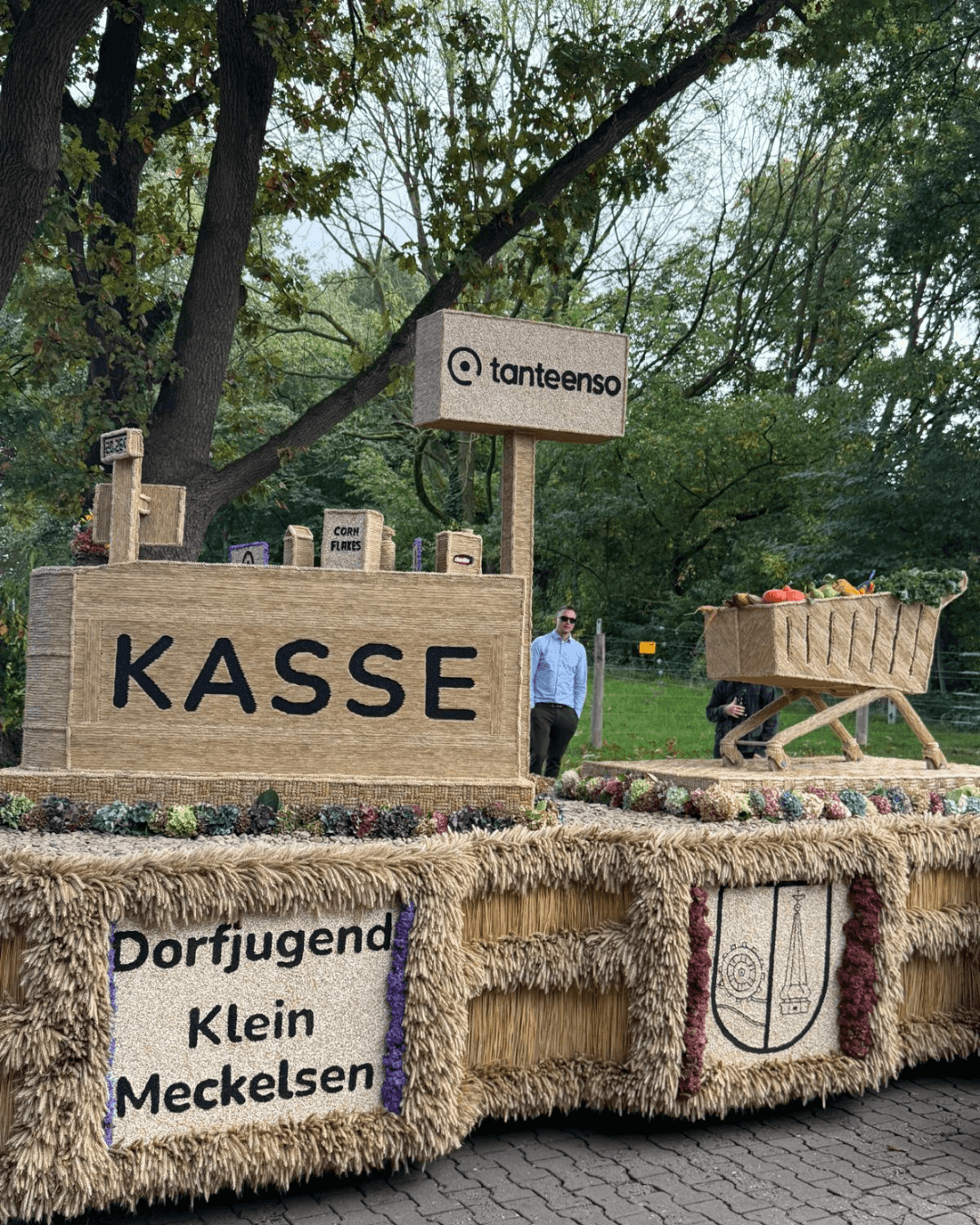 Dorfjugend ehrt Tante Enso mit ganz besonderem Erntewagen